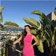 Soy Lucía Lobato Doña, tengo 21 años y me he graduado en derecho. Actualmente oposito a inspectora de policía nacional